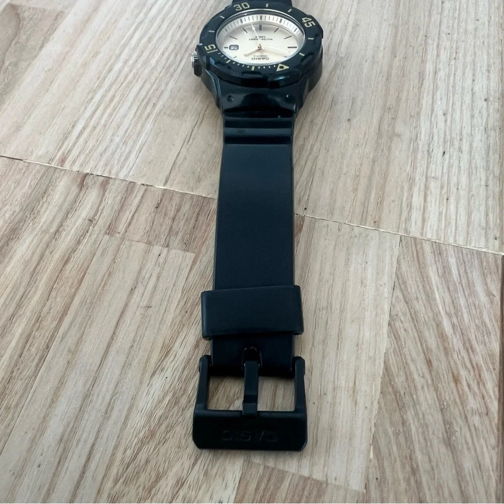 Casio ladies black and gold tone sporty watch NEW BATTERY